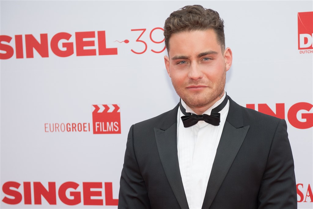 Zo vader, zo zoon: Douwe Bob verrast met vakantie-outfit | RTL